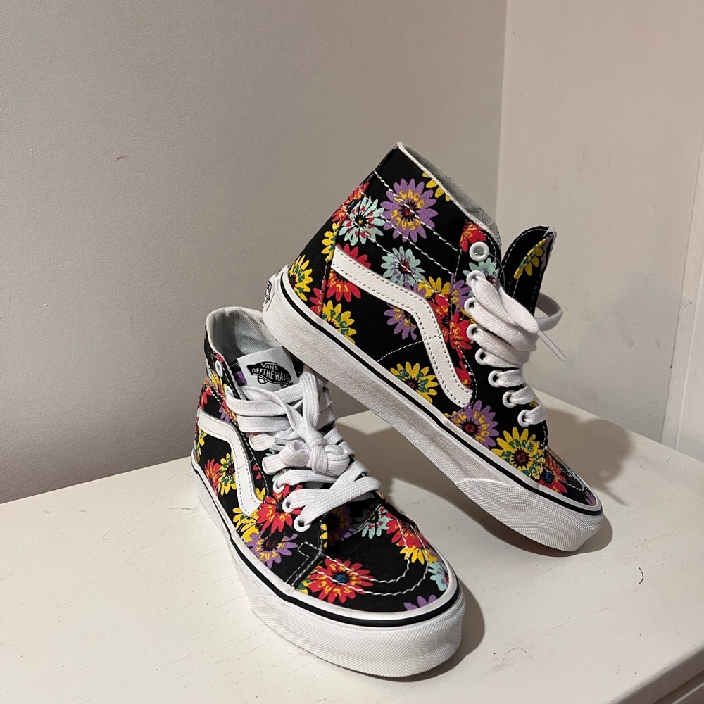 New Women’s size 6 Vans Floral High-Top Sneakers